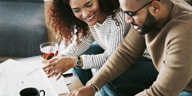 A couple learning financial education together.