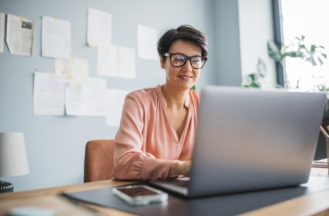 Woman learns about FIQ by WFG at her laptop